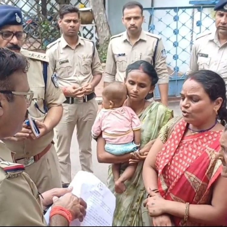 युवक को लाठी-डंडों से पीटा, आत्महत्या करने पहुंचा परिवार:एसपी कार्यालय के सामने आरोपियों पर कार्रवाई की मांग; पुश्तैनी जमीन पर कब्जे का आरोप