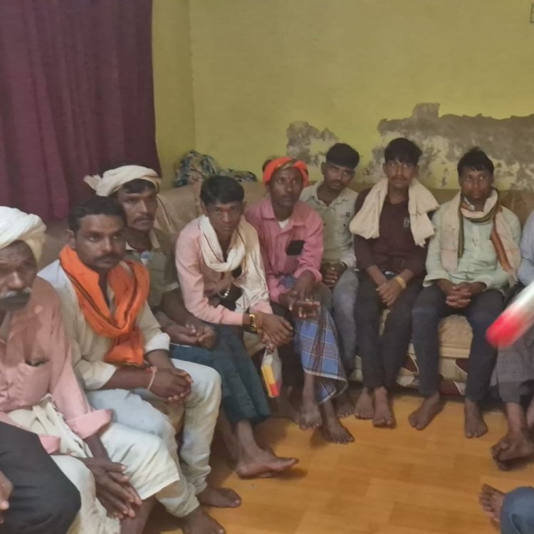 सड़क की मंजूरी मिलते ही ग्रामीण हुए खुश:मिठाई का डिब्बा लेकर पहुंचे पूर्व मंत्री से मिलने, नए रास्ते से 8 गांवों को होगा फायदा
