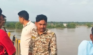 नदी में कूदते बोला- सरपंच को कहना बाइक ले जाएं:भिंड में उफनती क्वारी में कूदा; SDRF टीम कर रही तलाश