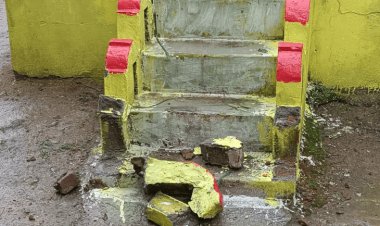 बैतूल के सरकारी स्कूल में ध्वजारोहण मंच क्षतिग्रस्त मिला:स्वतंत्रता दिवस पर हुई तोड़फोड़, प्रतिमा और कार्यालय को भी नुकसान पहुंचाया; FIR