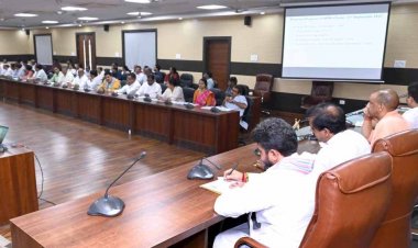 बाढ़ पीड़ितों को प्राथमिकता पर राहत सामग्री उपलब्ध कराई जाए-योगी आदित्यनाथ