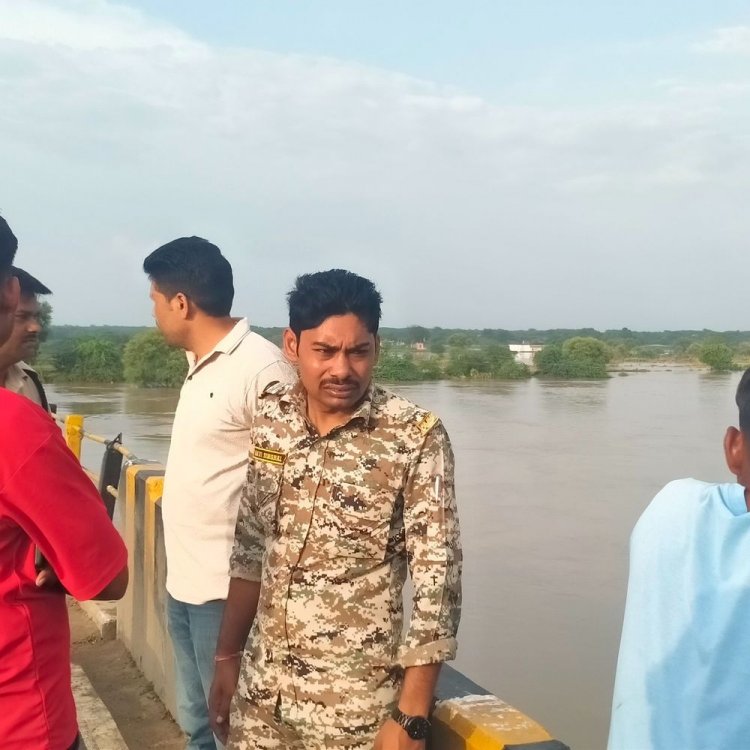 नदी में कूदते बोला- सरपंच को कहना बाइक ले जाएं:भिंड में उफनती क्वारी में कूदा; SDRF टीम कर रही तलाश