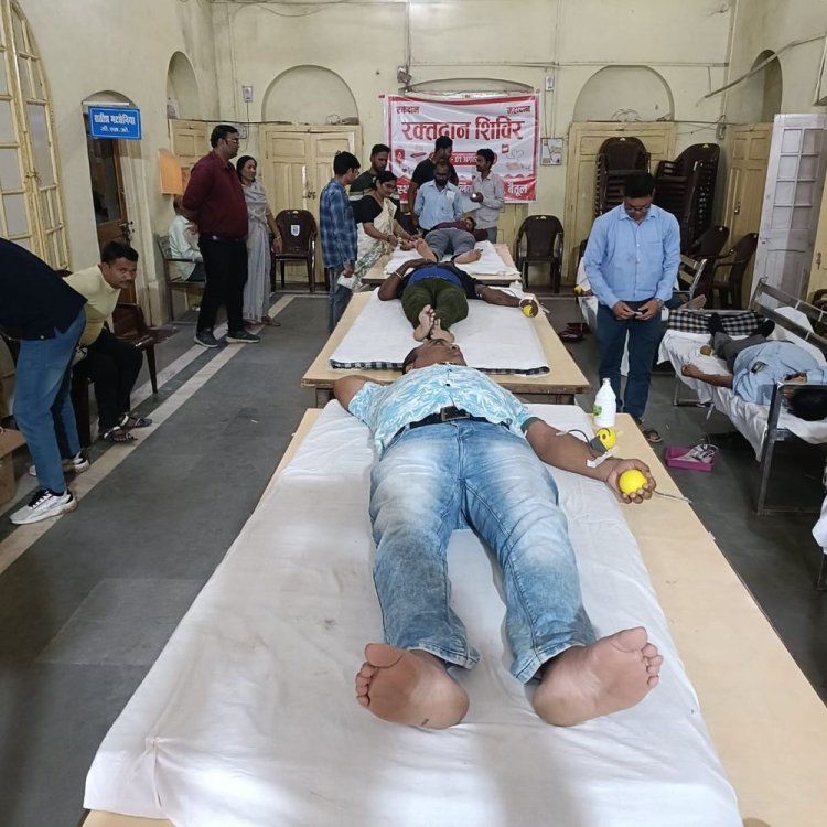 बैतूल में अधिकारियों-सफाई कर्मियों ने किया रक्तदान:जिला अस्पताल के मरीजों के लिए लगा शिविर; दोपहर तक 100 यूनिट ब्लड जमा हुआ