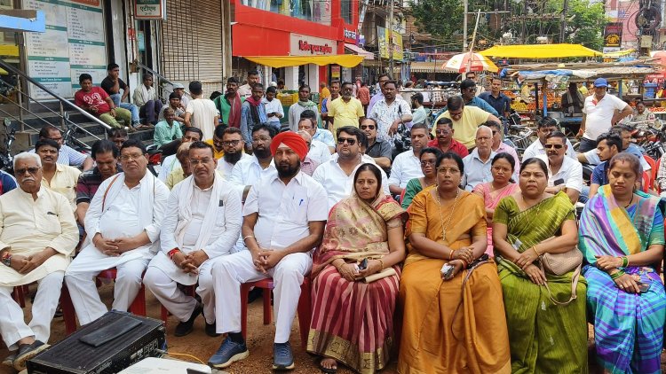 चुनाव आयोग पर राहुल के वोटों की चोरी के आरोप का प्रोजेक्टर में कांग्रेस ने किया प्रसारण