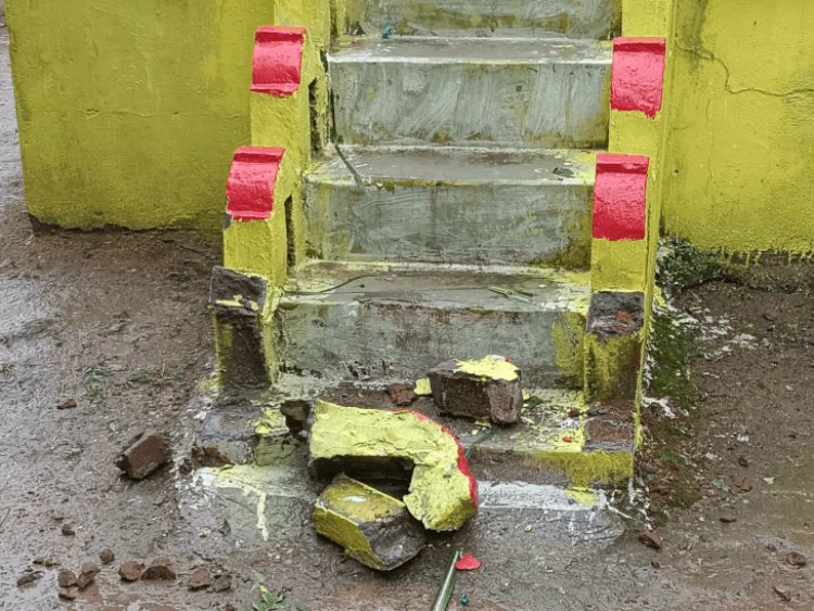 बैतूल के सरकारी स्कूल में ध्वजारोहण मंच क्षतिग्रस्त मिला:स्वतंत्रता दिवस पर हुई तोड़फोड़, प्रतिमा और कार्यालय को भी नुकसान पहुंचाया; FIR