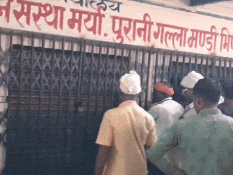 भिंड में भूखे-प्यासे दिनभर धूप में खड़े रहे अन्नदाता:बोले- नेताओं के घरों में पहुंच रही बोरियां; सुबह 4 बजे से कतार में लगने मजबूर किसान