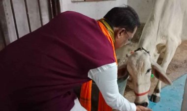 मुख्यमंत्री श्री विष्णु देव साय ने सीएम हाउस में गौमाता को रोटी और गुड़ खिलाकर प्रदेशवासियों के कल्याण की प्रार्थना .