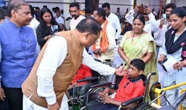 मुख्यमंत्री श्री विष्णु देव साय ग्राम आड़ावाल पहुंच दिव्यांगजनों को सहायक उपकरण वितरित किए