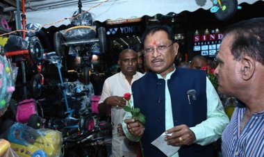 जीएसटी बचत उत्सव का जायजा लेने बाजार पहुंचे मुख्यमंत्री श्री साय