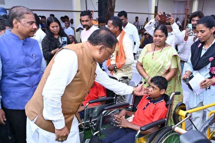 मुख्यमंत्री श्री विष्णु देव साय ग्राम आड़ावाल पहुंच दिव्यांगजनों को सहायक उपकरण वितरित किए