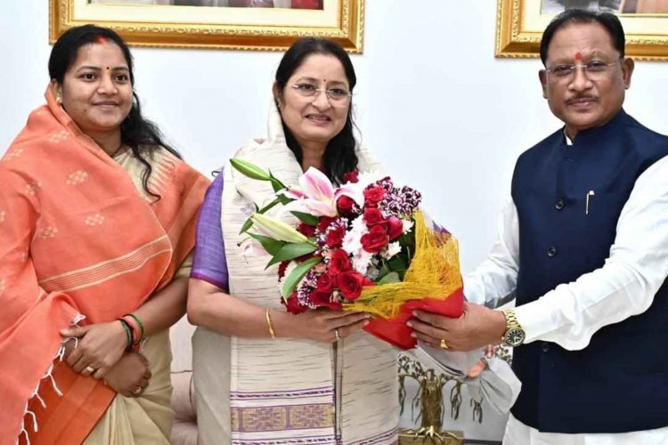 श्री विष्णु देव साय से केंद्रीय महिला एवं बाल विकास मंत्री श्रीमती अन्नपूर्णा देवी ने की सौजन्य भेंट