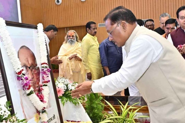 मुख्यमंत्री श्री विष्णुदेव साय ने श्रद्धेय शांताराम सर्राफ को अर्पित की श्रद्धांजलि.