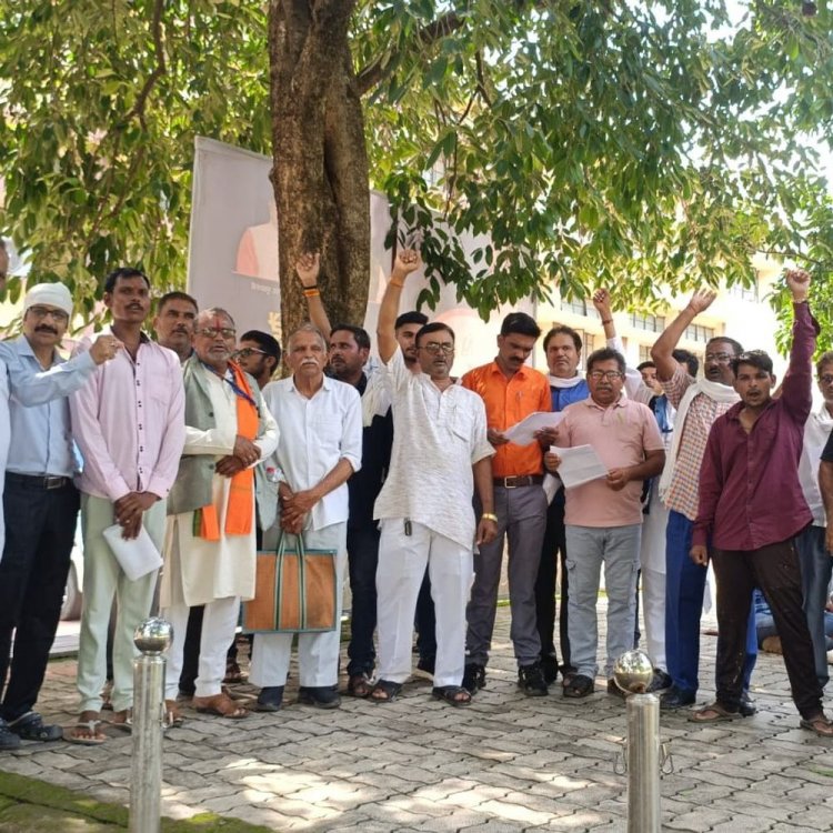 नरसिंहपुर में कलेक्टर को मिले तीन ज्ञापन:गौवंश संरक्षण, अतिक्रमण हटाने और बेघरों को पट्टे देने की मांग