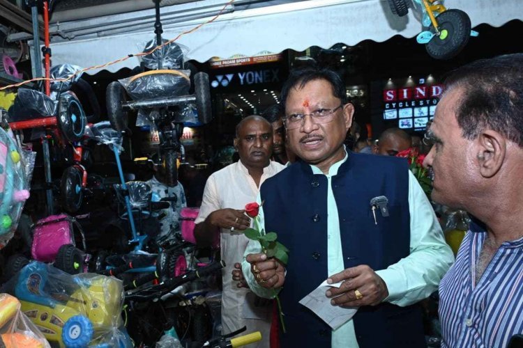 जीएसटी बचत उत्सव का जायजा लेने बाजार पहुंचे मुख्यमंत्री श्री साय