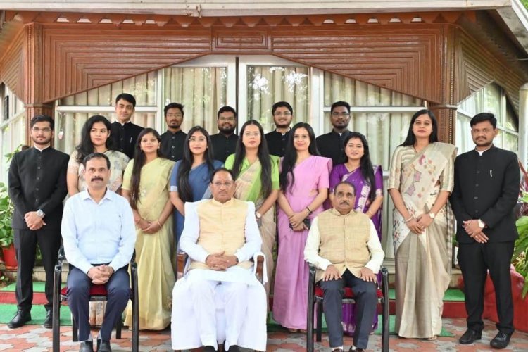 मुख्यमंत्री श्री साय से राज्य प्रशासनिक सेवा के प्रशिक्षु अधिकारियों ने की सौजन्य मुलाकात