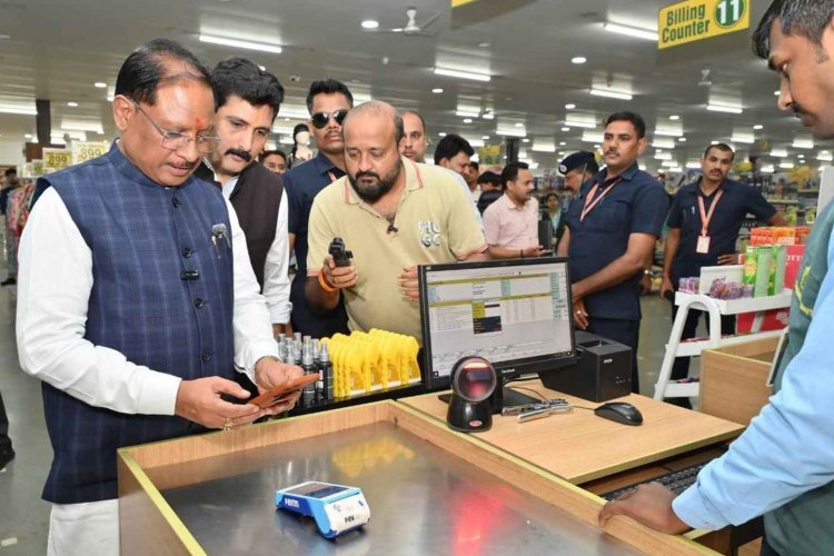 मुख्यमंत्री श्री विष्णु देव साय अचानक पहुंचे मार्ट,ग्राहकों से की मुलाकात,ग्राहक बोले जीएसटी रिफॉर्म्स, बचत क्रांति