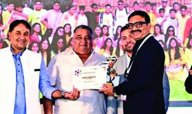 छत्तीसगढ़ टूरिज्म बोर्ड से रायपुर के चॉइस हॉलीडेज को बेस्ट टूर ऑपरेटर का सम्मान