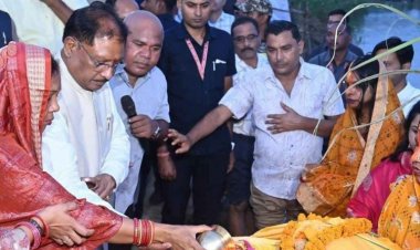 मुख्यमंत्री श्री विष्णु देव साय ने जशपुर में दुलदुला छठ घाट में सूर्य को दिया अर्घ्य.