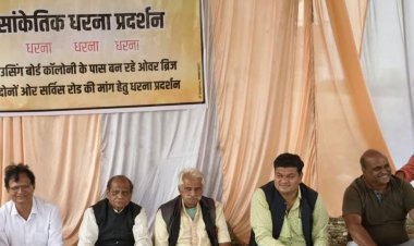 सीहोर में वरिष्ठ नागरिकों का धरना:हाउसिंग बोर्ड ओवरब्रिज पर दोनों तरफ सर्विस रोड की मांग