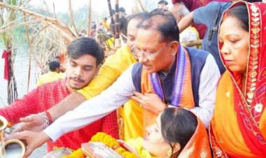 मुख्यमंत्री श्री साय ने कुनकुरी छठ घाट में सूर्य को दिया अर्घ्य:प्रदेश के सुख, समृद्धि और खुशहाली की कामना की.