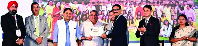 छत्तीसगढ़ टूरिज्म बोर्ड से रायपुर के चॉइस हॉलीडेज को बेस्ट टूर ऑपरेटर का सम्मान