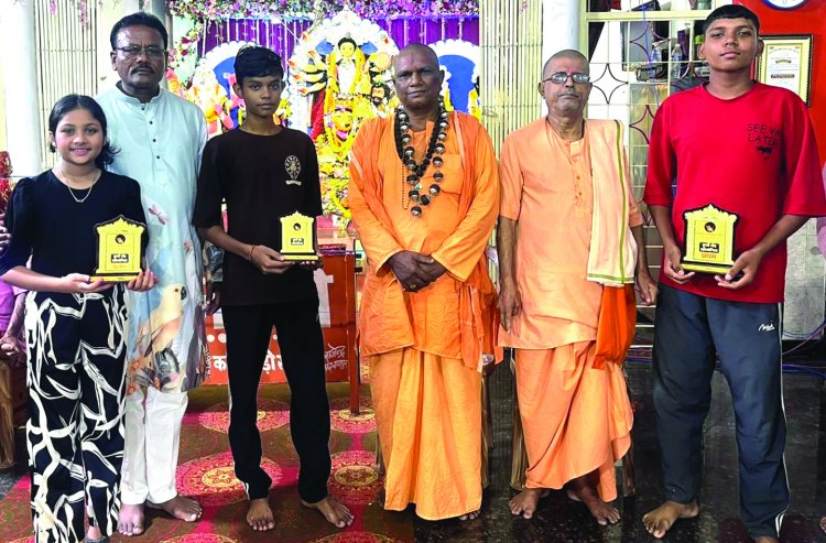 त्रिलोकी मां कालीबाड़ी समिति के दुर्गोत्सव में रचनात्मक प्रतियोगिताओं के विजेता पुरस्कृत