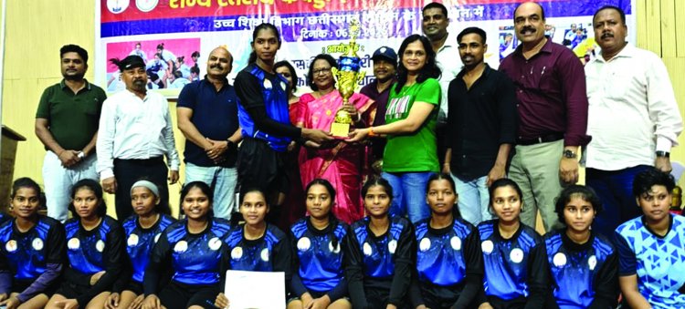 अच्छे प्रदर्शन और खेल भावना से खेलने का आईएएस डॉ. सिंह ने दिया प्रोत्साहन