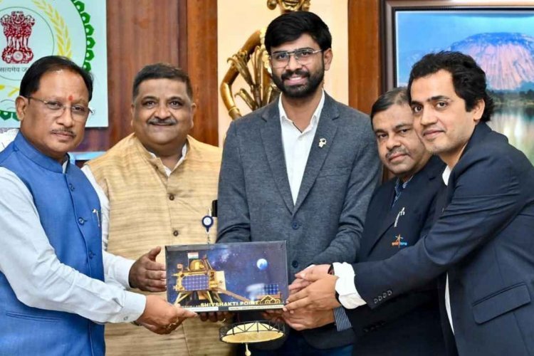 मुख्यमंत्री श्री विष्णु देव साय से इसरो के वैज्ञानिकों ने की सौजन्य भेंट.