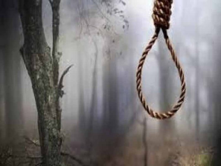 पेड़ से लटका मिला युवक का शव, ग्रामीणों में मचा हड़कंप
