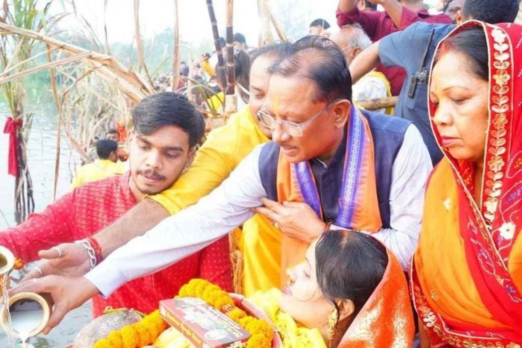 मुख्यमंत्री श्री साय ने कुनकुरी छठ घाट में सूर्य को दिया अर्घ्य:प्रदेश के सुख, समृद्धि और खुशहाली की कामना की.