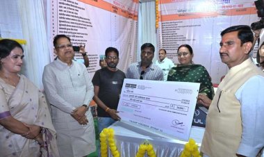 रायपुर : केंद्रीय राज्यमंत्री  तोखन साहू ने बांटी खुशियों की चाबी