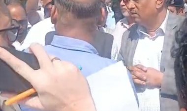 छिंदवाड़ा रेलवे स्टेशन का डीआरएम ने किया निरीक्षण:धीमी रफ्तार से चल रहे निर्माण कार्यों पर जताई नाराजगी, धार्मिक समितियों ने दिया ज्ञापन