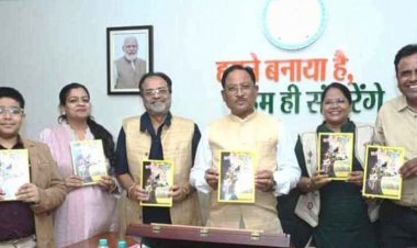 मुख्यमंत्री ने किया श्री शंकर पांडे की पुस्तक ’’छत्तीसगढ़ अतीत से अब तक’’ का विमोचन.