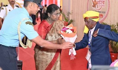 राष्ट्रपति श्रीमती द्रौपदी मुर्मु ने जनजातीय समाज प्रमुखों और स्वतंत्रता संग्राम सेनानियों से की मुलाकात.