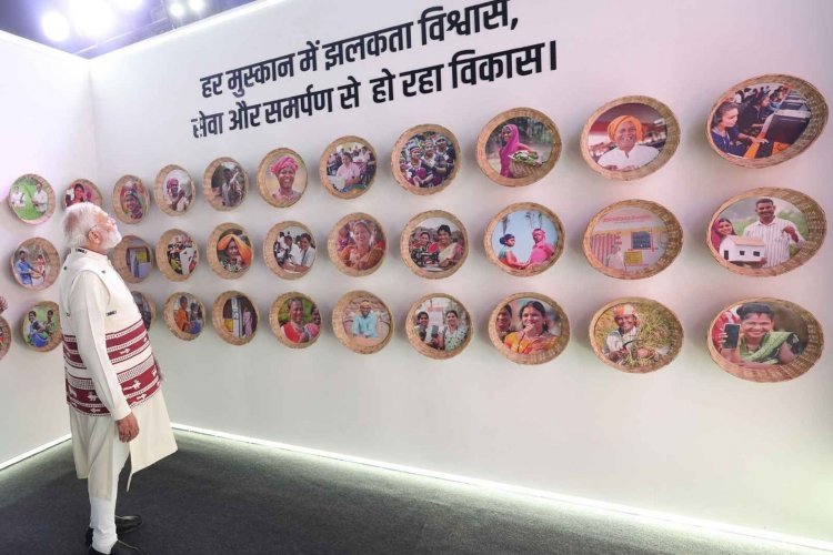 प्रधानमंत्री श्री नरेंद्र मोदी ने राज्योत्सव स्थल पर विभिन्न विभागों द्वारा आयोजित प्रदर्शनी का किया शुभारंभ.