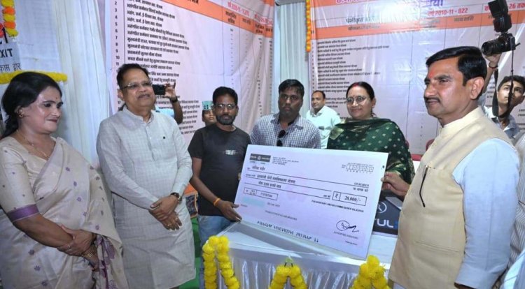 रायपुर : केंद्रीय राज्यमंत्री  तोखन साहू ने बांटी खुशियों की चाबी