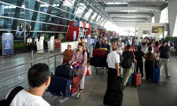 दिल्ली एयरपोर्ट पर तकनीकी गड़बड़ी से हड़कंप, ATC सिस्टम फेल होने से 100 उड़ानें लेट