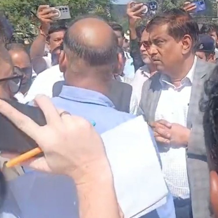 छिंदवाड़ा रेलवे स्टेशन का डीआरएम ने किया निरीक्षण:धीमी रफ्तार से चल रहे निर्माण कार्यों पर जताई नाराजगी, धार्मिक समितियों ने दिया ज्ञापन