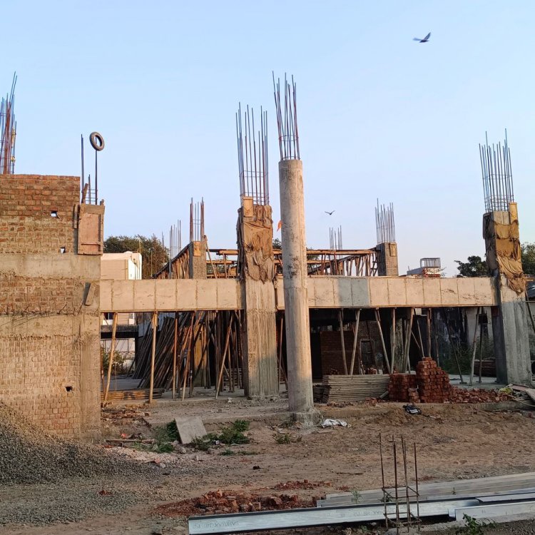 8 महीने में बस स्टैंड बनाने का दावा था:5 महीने बीते, यात्री प्रतीक्षालय अब तक नहीं टूटा; फोरलेन की जगह भी फाइनल नहीं