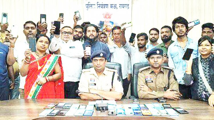 54 गुम मोबाइल एसपी ने मालिकों को लौटाए