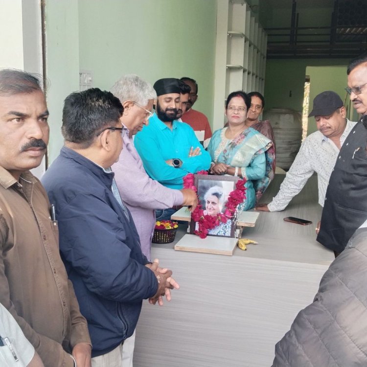 कांग्रेस बोली-इंदिरा गांधी महिलाओं के सशक्तिकरण की प्रेरणास्रोत:नेपानगर में इंदिरा गांधी की 108वीं जयंती मनाई, बैस बोले-शोषितों का उत्थान किया