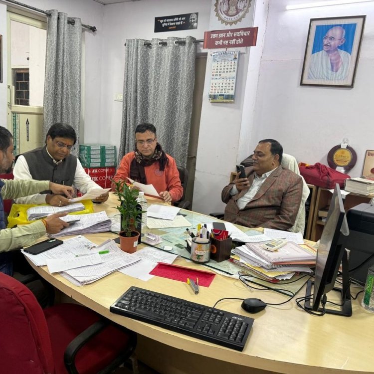 एसआईआर में डिजिटलाइजेशन की आधी रात में जांच:संयुक्त मुख्य निर्वाचन पदाधिकारी ने किया औचक निरीक्षण, बीएलओ को फिल्म दिखाने-सैर कराने का ऑफर दे रहे कलेक्टर