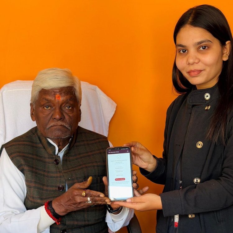 डिजिटल लाइफ सर्टिफिकेट अब घर बैठे बनवाएं:पेंशनर को कोषागार या बैंक नहीं जाना होगा, डाक विभाग की टीम ने विधायक का सर्टिफिकेट घर जाकर बनाया