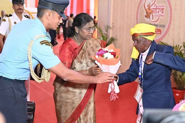 राष्ट्रपति श्रीमती द्रौपदी मुर्मु ने जनजातीय समाज प्रमुखों और स्वतंत्रता संग्राम सेनानियों से की मुलाकात.