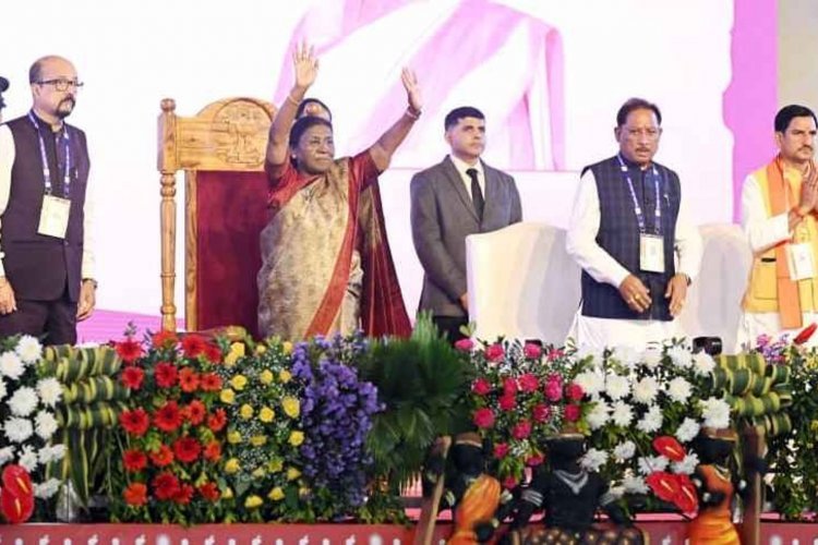 राष्ट्रपति ने अंबिकापुर, छत्तीसगढ़ में 'जनजातीय गौरव दिवस' समारोह में गरिमामयी उपस्थिति दर्ज कराई.