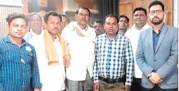 वन-राजस्व भूमि सोसायटी माड्यूल में रकबा प्रदर्शित नहीं,  सैकड़ों किसान पहुंचे तहसील दफ्तर,कलेक्टर को ज्ञापन