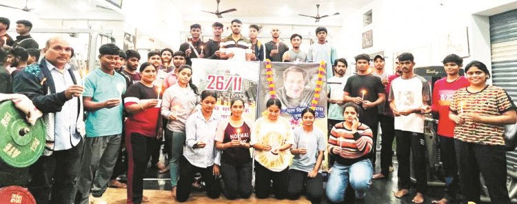 खिलाडिय़ों ने शहीदों और अभिनेता धर्मेन्द्र को दी श्रद्धांजलि