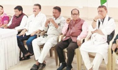 वोट चोर गद्दी छोड़ राष्ट्रीय आंदोलन के संबंध में जिलाध्यक्ष ने ली कांग्रेस की बैठक