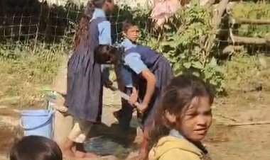 कटनी स्कूल में जल संकट:बच्चे आधा किलोमीटर दूर से ला रहे पानी, शिकायत के बाद भी समाधान नहीं