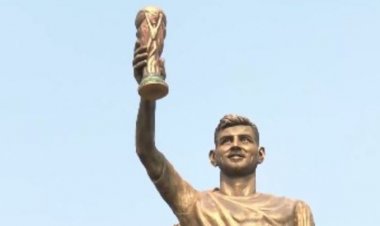 लियोनल मेसी ने अपनी 70 फुट की प्रतिमा का किया अनावरण